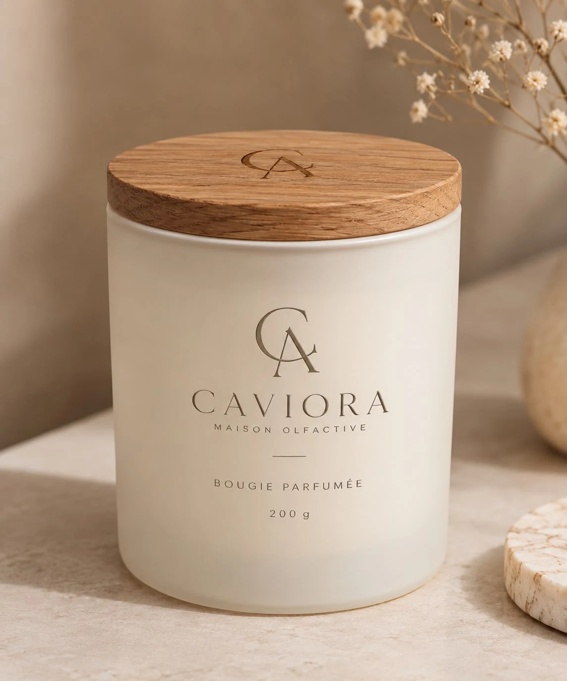 Vela Caviora en marfil con tapa de madera grabada, sobre piedra natural